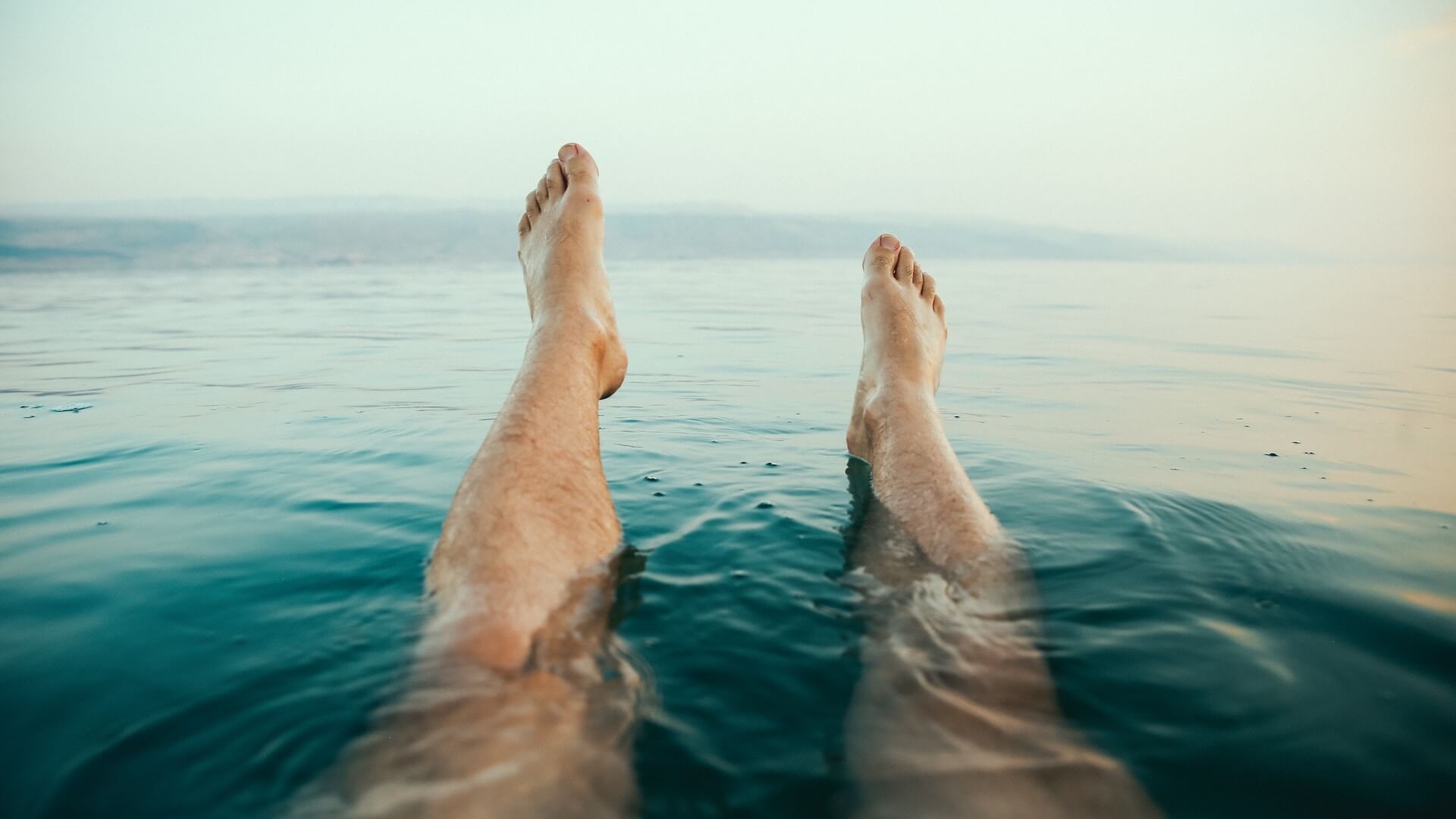 De voetjes blijven ook drijven in de Dode Zee